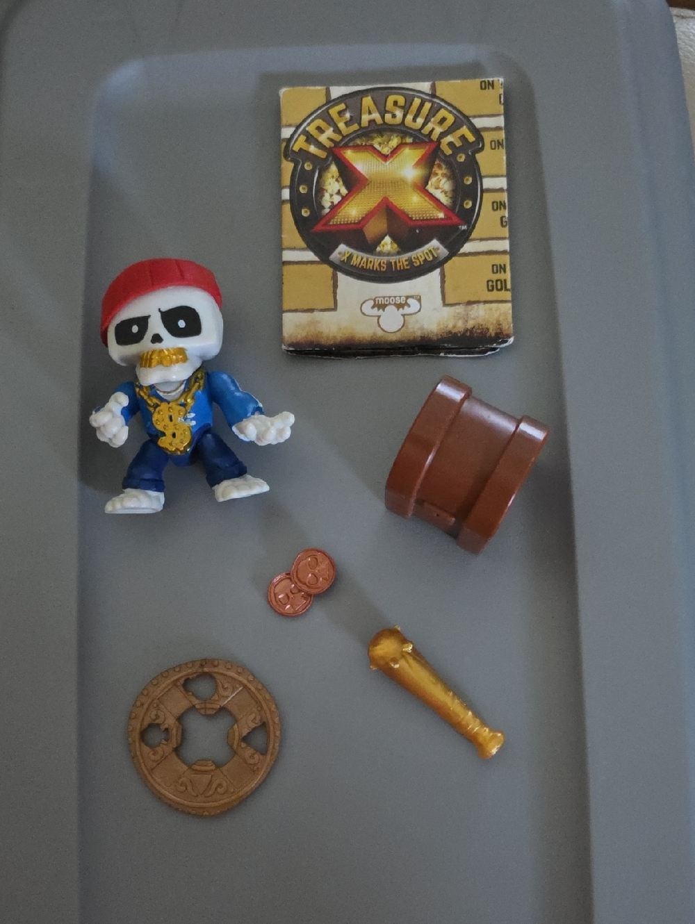 TREASURE X SERIES 1 ROGUE GOLDSNATCHER FIGURE W/TREASURE